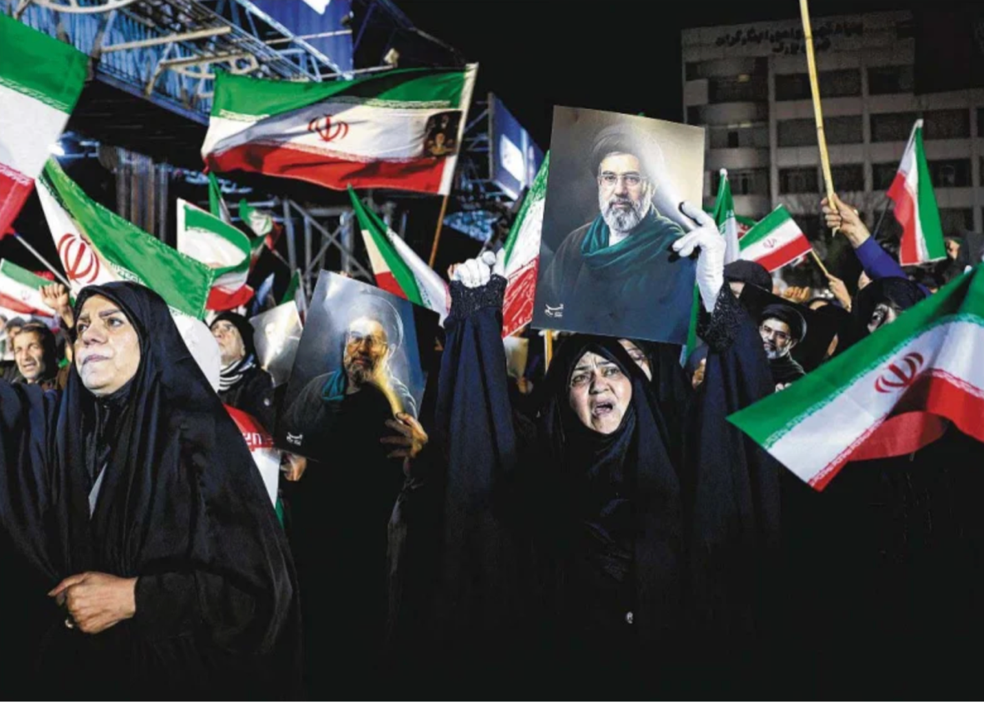 Rakyat Iran mengibarkan bendera kebangsaan di tengah Tehran