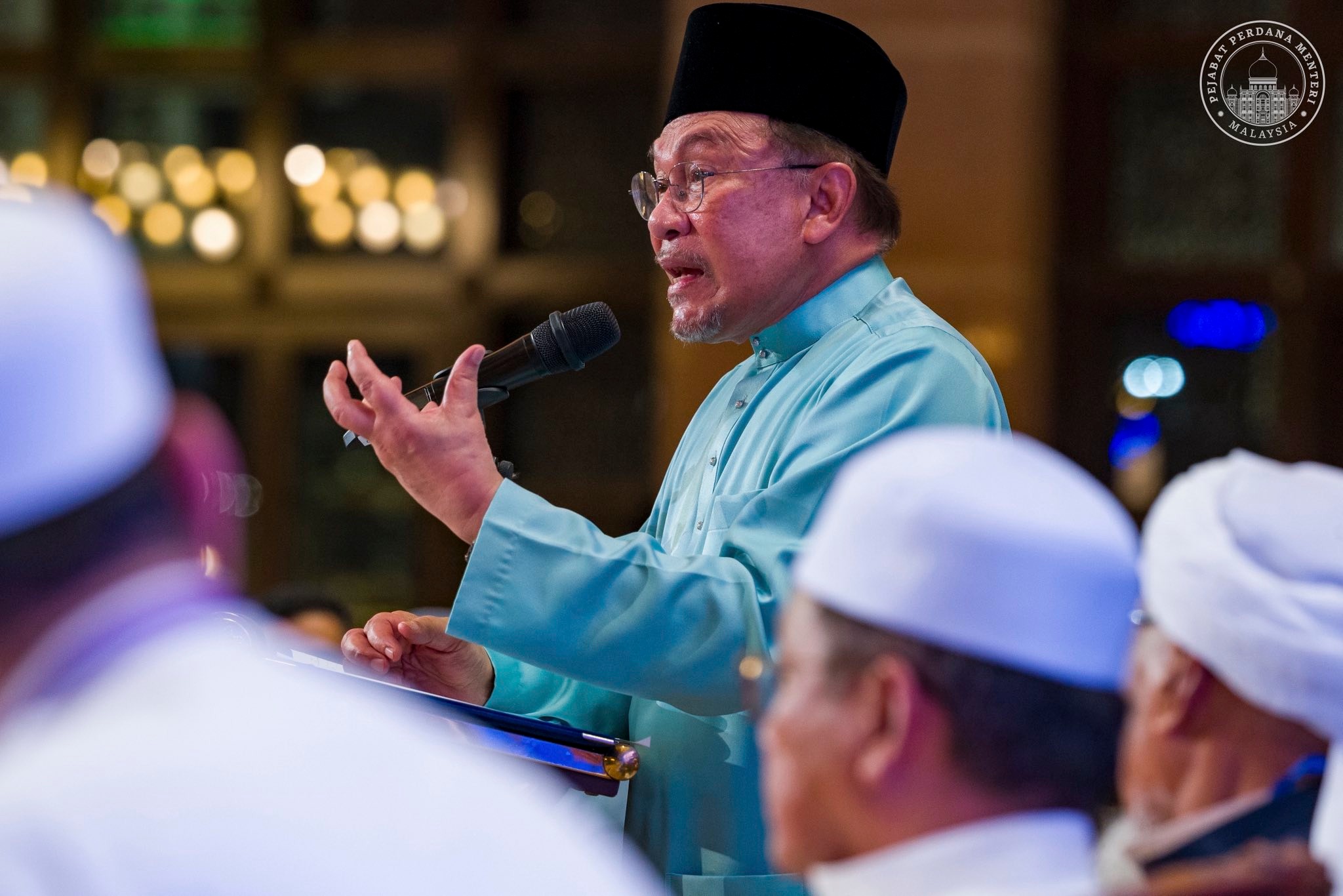 Buat usul tidak percaya atau tunggu pilihan raya – Anwar