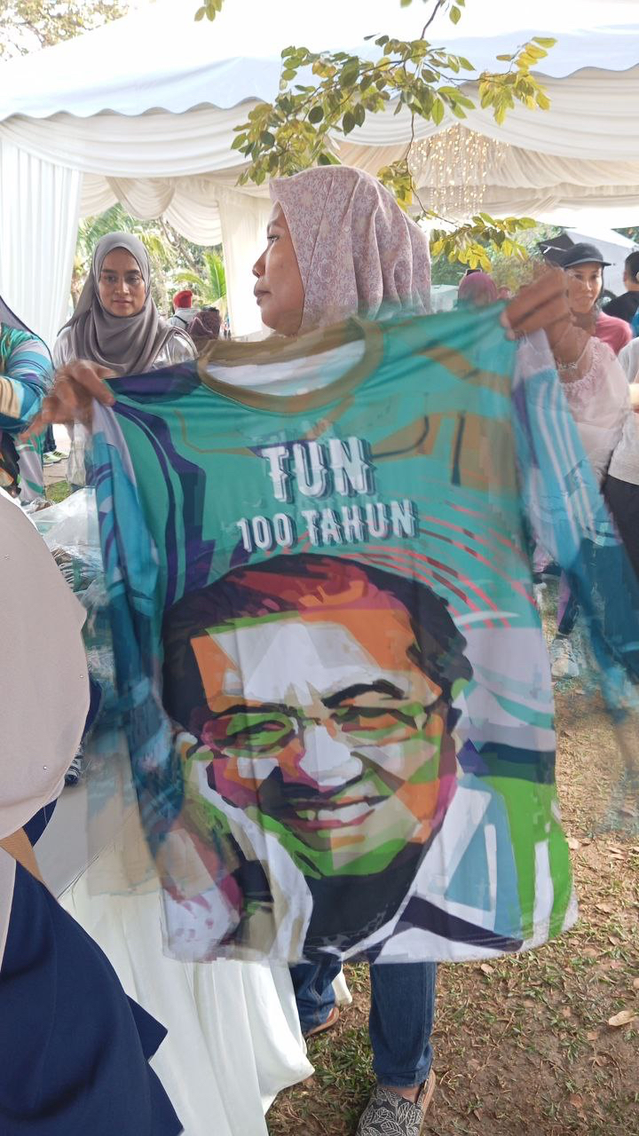 Baju-T 'TUN 100 TAHUN'.