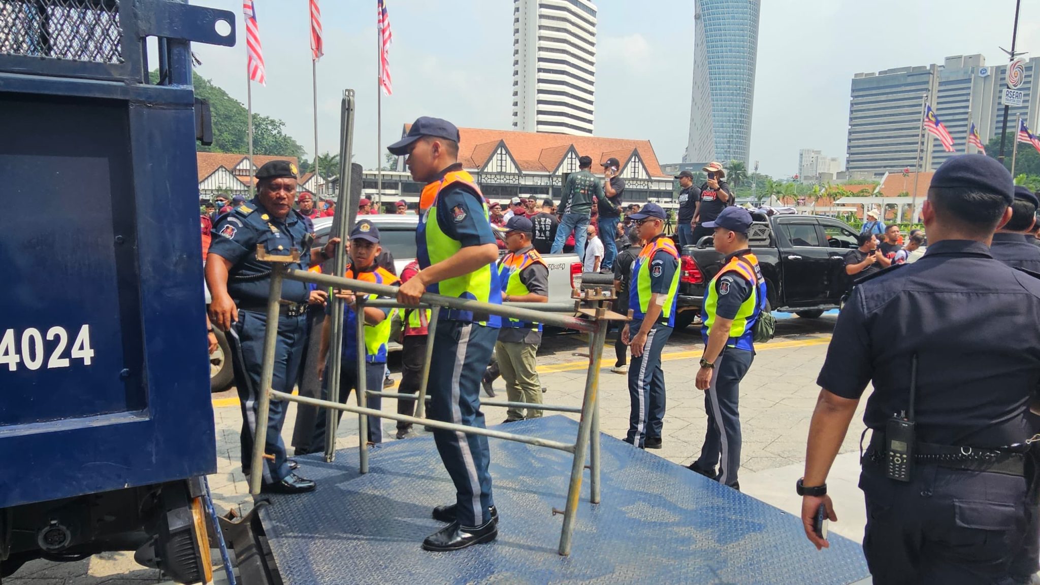 Anggota penguatkuasa menyita struktur binaan pentas.