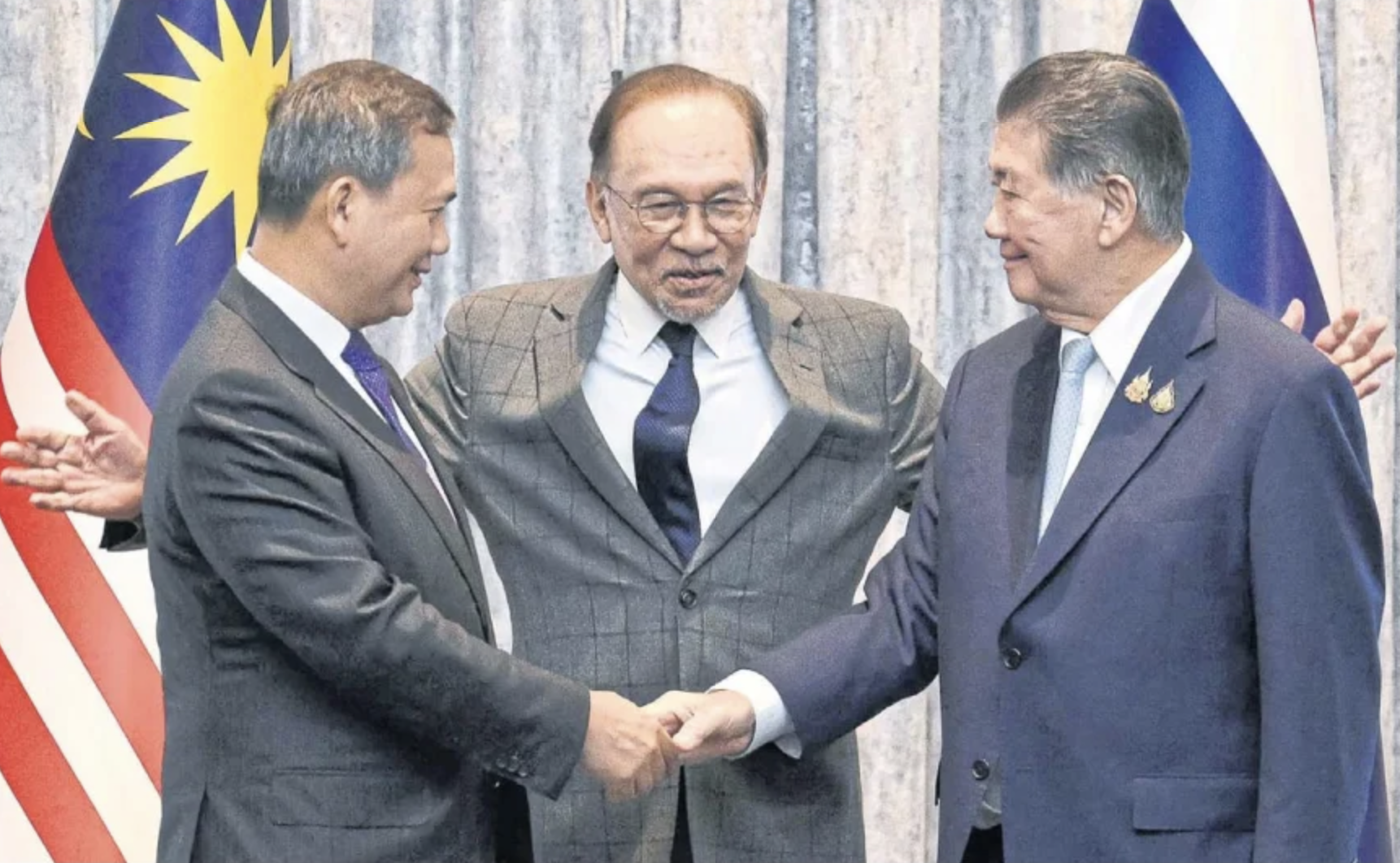 Anwar Ibrahim (tengah) Hun Manet (kiri) dan Phumtham Wechayachai (kanan) di Putrajaya semalam.