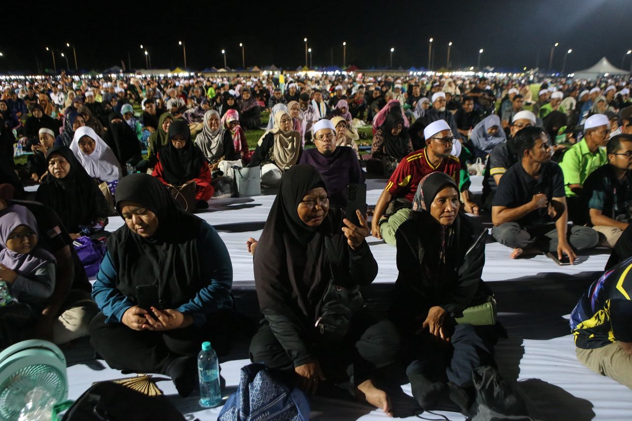 Orang ramai menghadiri Himpunan Mandat Negarawan di Alor Setar.