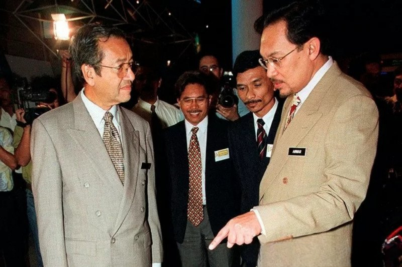Gambar fail Mahathir & Anwar