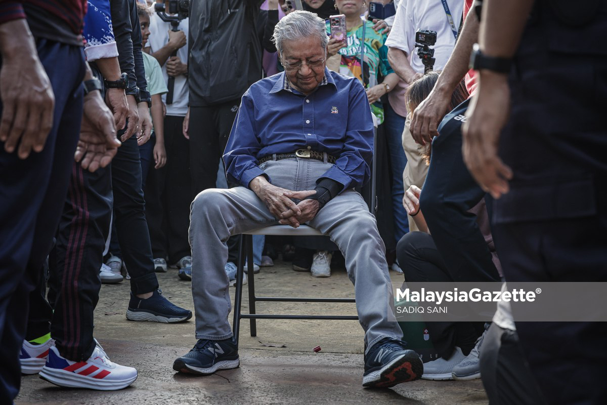 Tun Dr Mahathir berehat selepas aktiviti berbasikal.