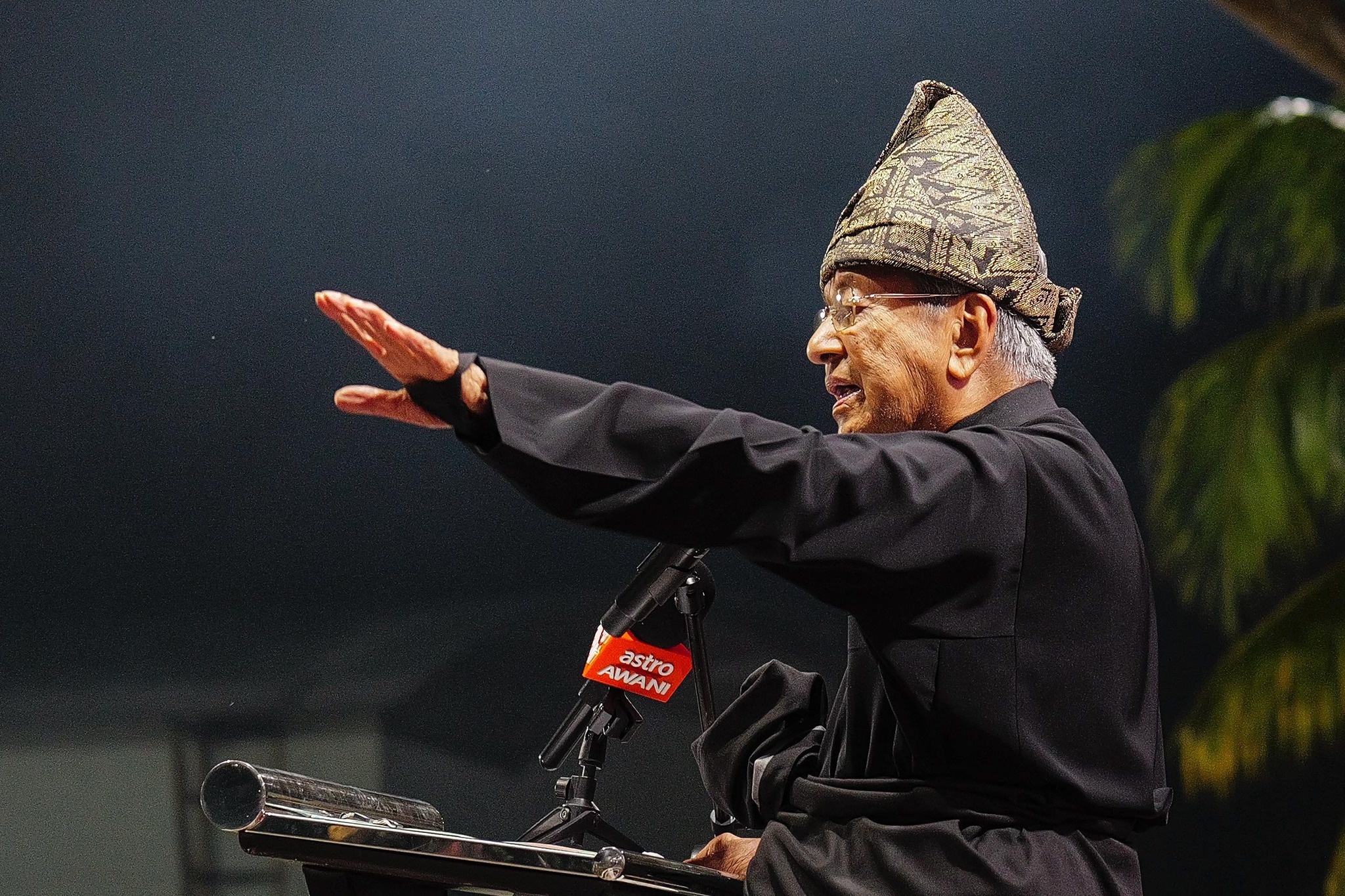 Dr Mahathir Mohamad menyampaikan ucapan.