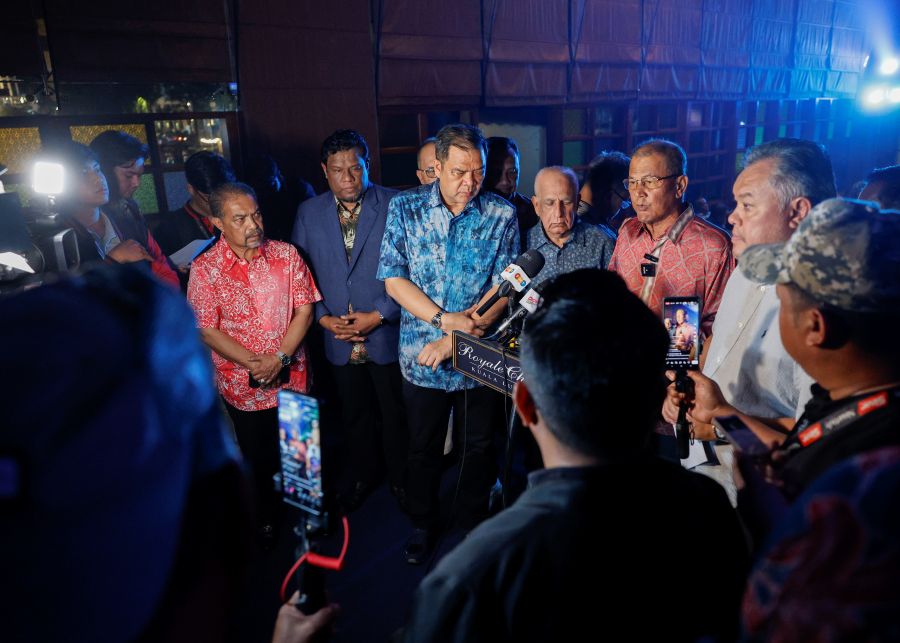 Datuk Mohd. Nazifuddin Najib sedang bercakap kepada media.