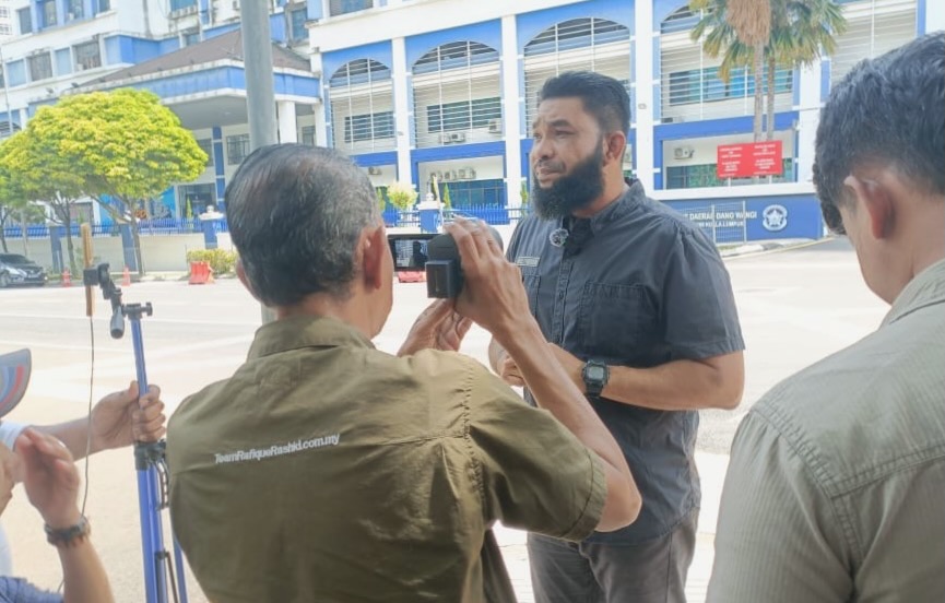 Papagomo dibebaskan pada 4 November 2025