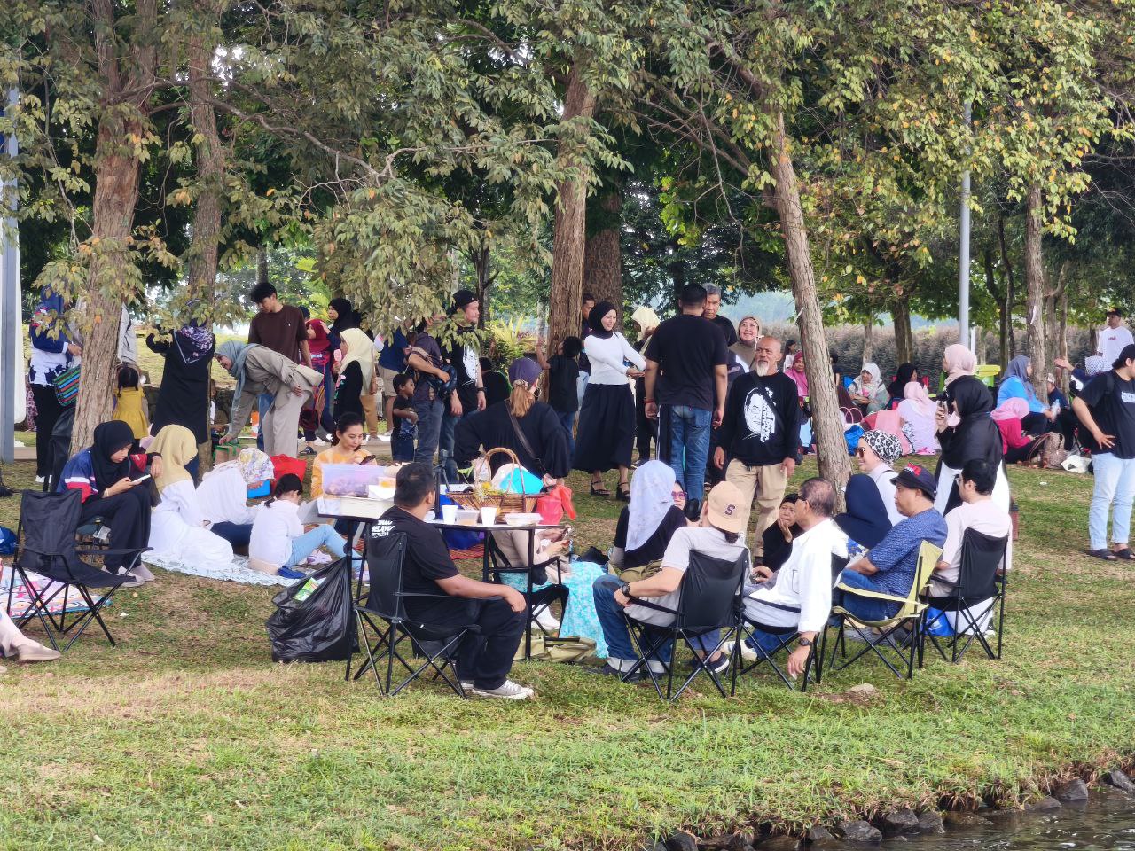 Rakyat berkelah di tepi tasik Putrajaya.