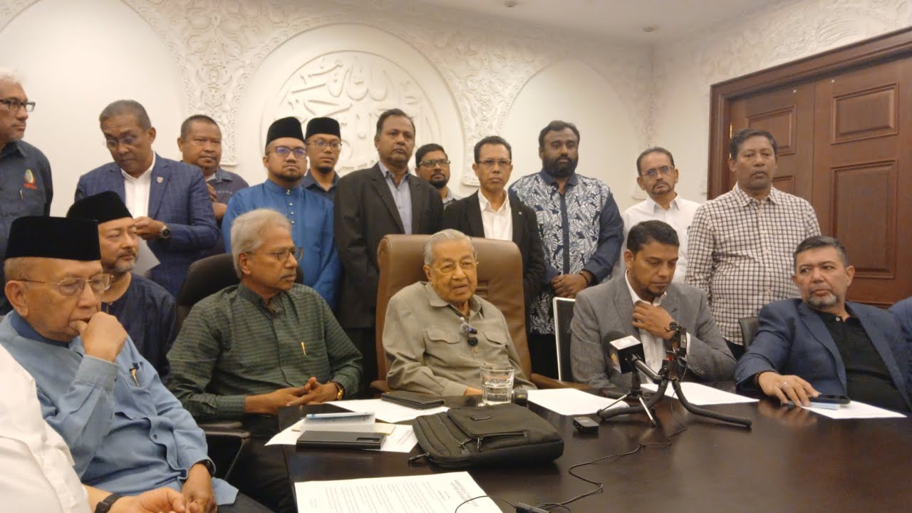 Sekumpulan lelaki sedang mengadakan sidang media
