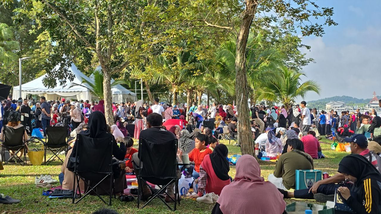 Pemandangan orang ramai dari jauh.