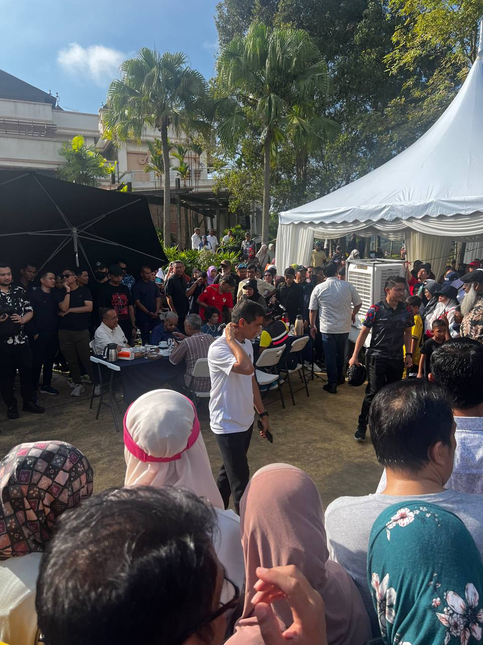 Orang ramai di bawah khemah.