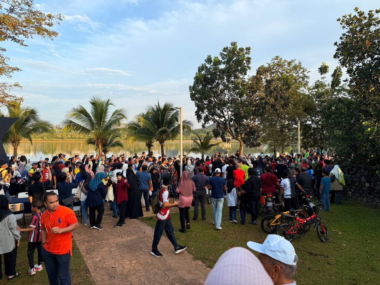 Pemandangan orang ramai pada waktu petang.